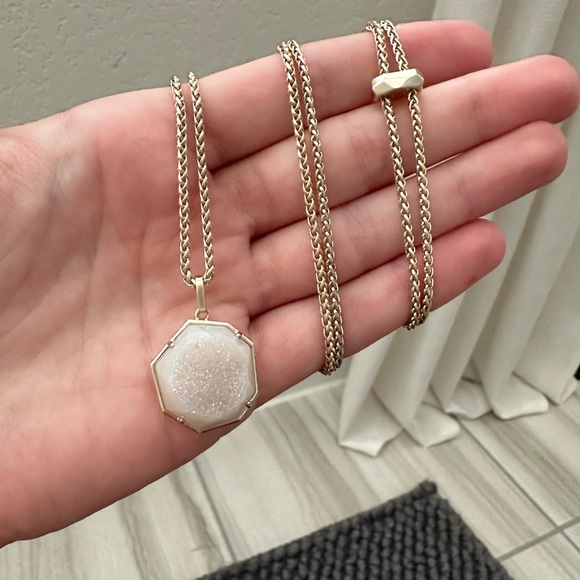 RARE Kendra Scott Lizzie Pendant Necklace NWOT - Picture 2 of 3